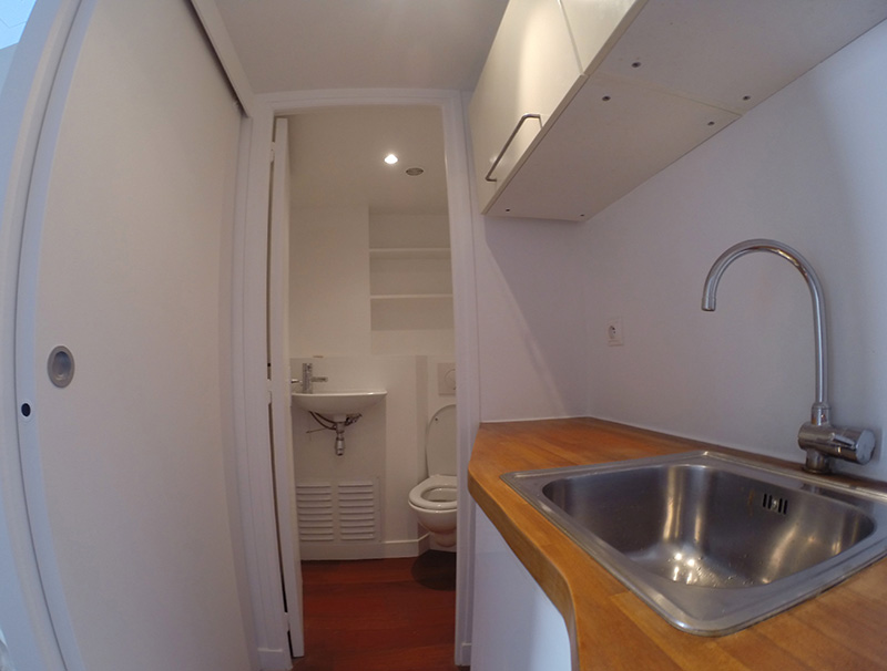 Kitchenette-Porte-WC-ouverte