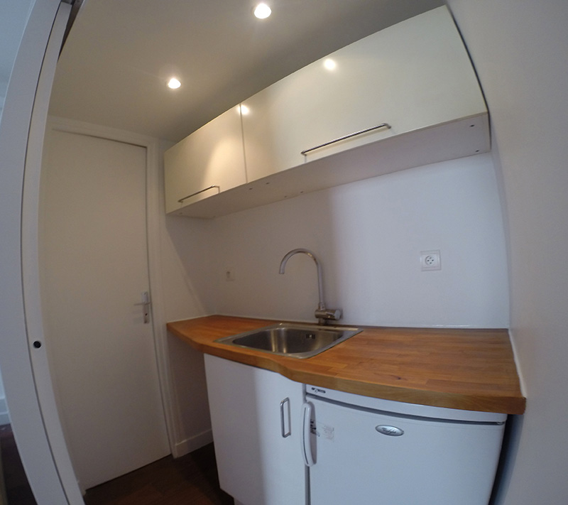 Kitchenette-porte-WC-fermee